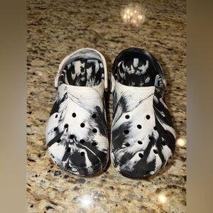 Crocs Kids Classic Marbled Clog unisex size J2, EUC